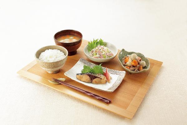 やわらか健康食は、健康が気になるシニア世代におすすめ。うす味でやわらかめに作られた栄養バランスの良い食事です。

きざみ食は、かむ力が弱い方におすすめ。やわらか健康食を０．５ｃｍ～１ｃｍに刻んであります。（とろみはついていません）